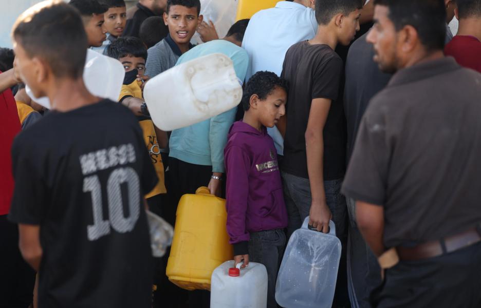 Personas palestinas desplazas desde Rafah a Jan Yunis.