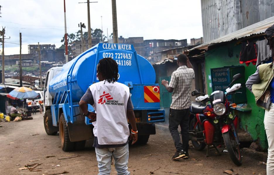 Un cisterna transporta agua potable donada por MSF en uno de los campos de desplazados de Mathare.