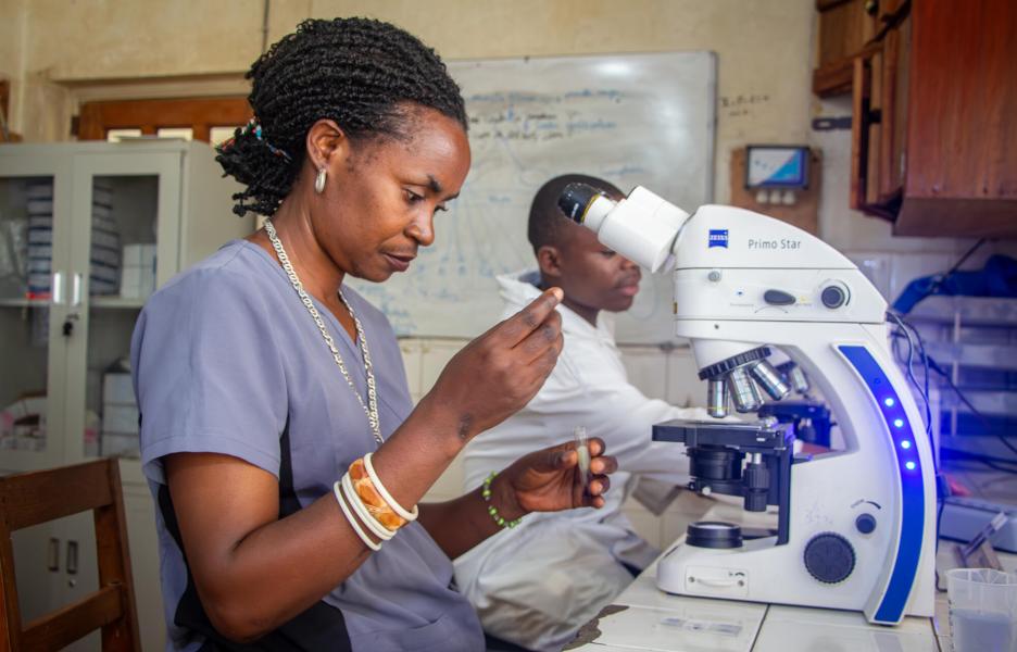 Modestine Musaada es técnico de laboratorio en el hospital general de referencia de Walikale.