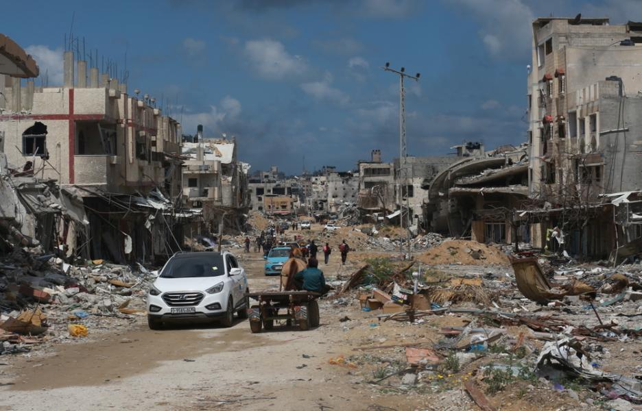 Desplazados entre edificios destruidos por la incesante violencia y los bombardeos en Gaza. 6 de mayo de 2024. 