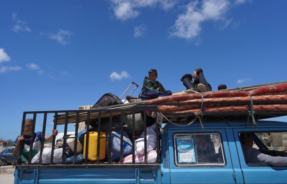 Palestinos desplazados que salieron con sus pertenencias de Rafah, tras una orden de evacuación del ejército israelí, llegan a Jan Yunis