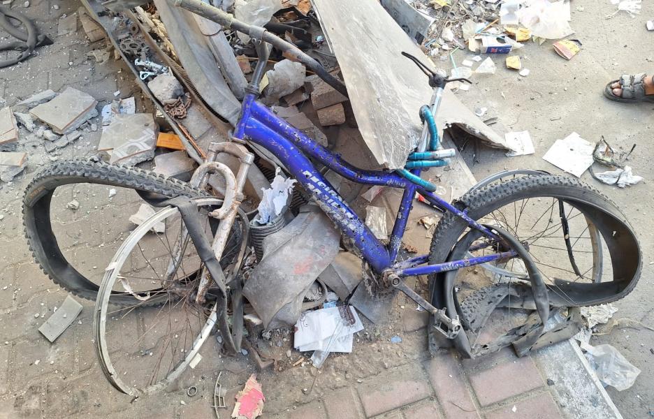 Restos de la bicicleta del fisioterapeuta de MSF Fadi Al Al Wadiya
