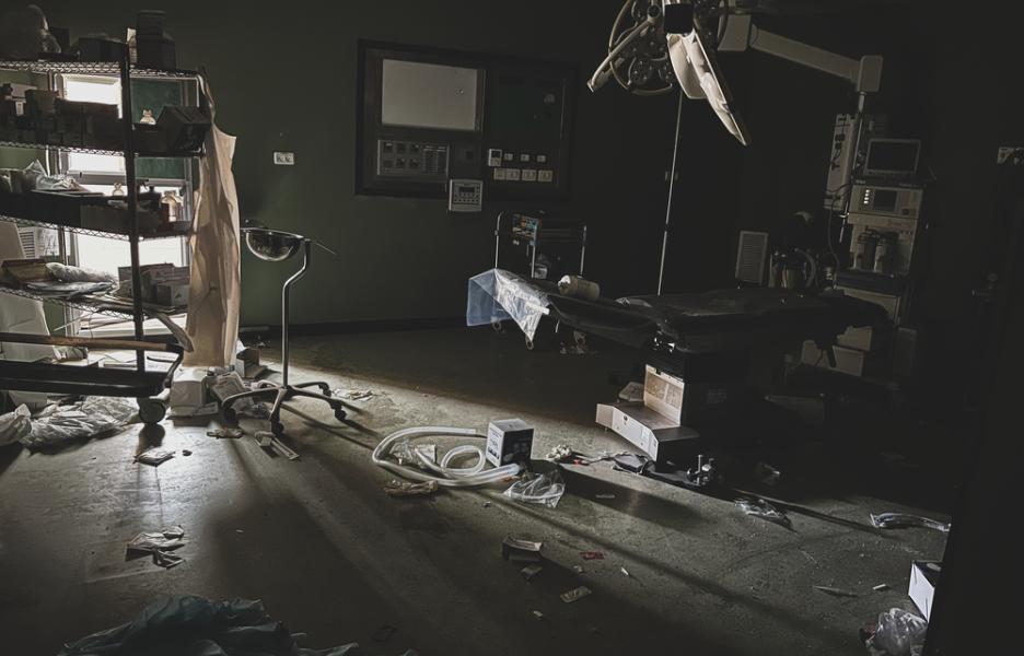 Fotografía tomada en el interior del hospital Nasser tras ser asediado por las fuerzas israelíes. A finales de enero, el hospital fue rodeado por las fuerzas israelíes después de que enviaran órdenes de evacuación para toda la zona. El hospital fue el centro de intensos combates durante varias semanas. 