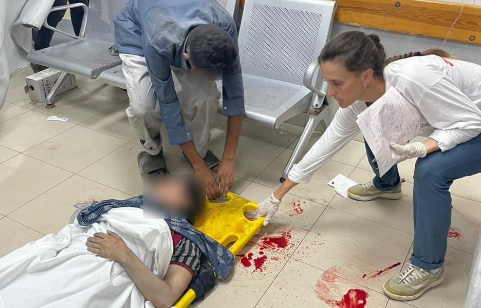 La enfermera Sofía Piñeiro respondiendo a la afluencia de pacientes en el hospital Nasser. 22 de julio de 2024.