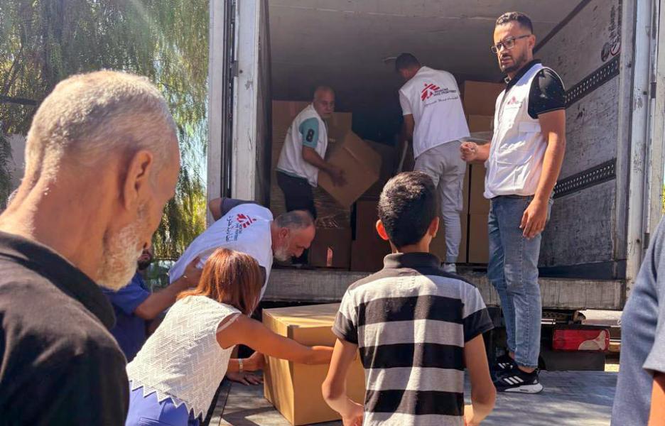Los equipos de MSF descargan material médico y otros artículos de primera necesidad para atender las necesidades de las personas afectadas por la escalada de violencia. Líbano 2024