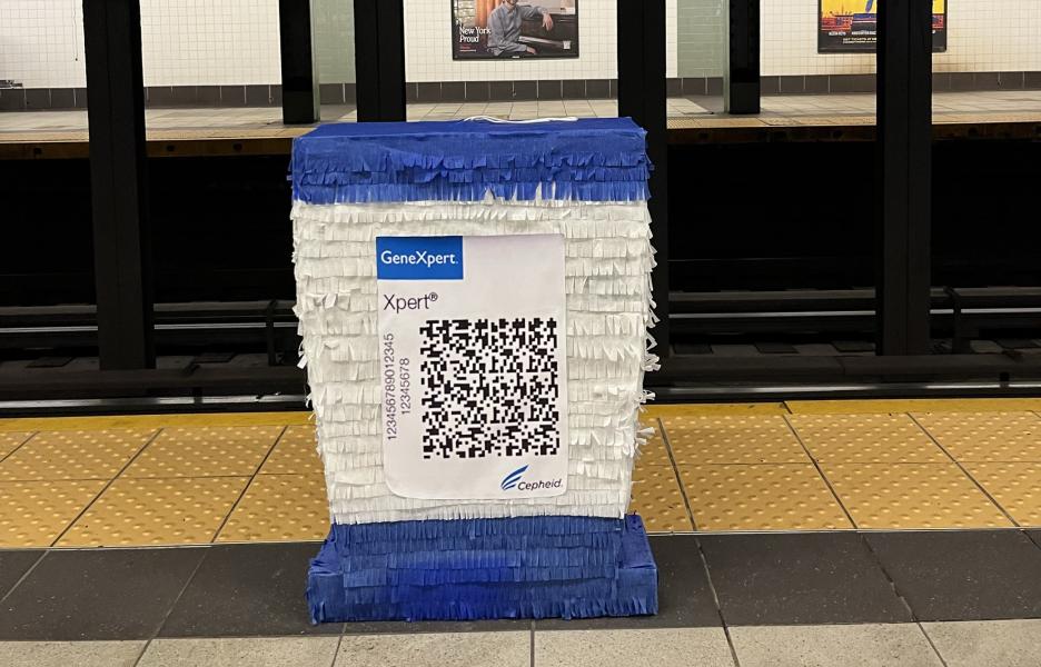El cartucho de prueba GeneXpert toma el metro hacia la sede de Danaher, en Washington, con las 200.000 firmas.