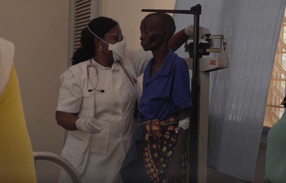La doctora Januario reconoce a una de sus pacientes