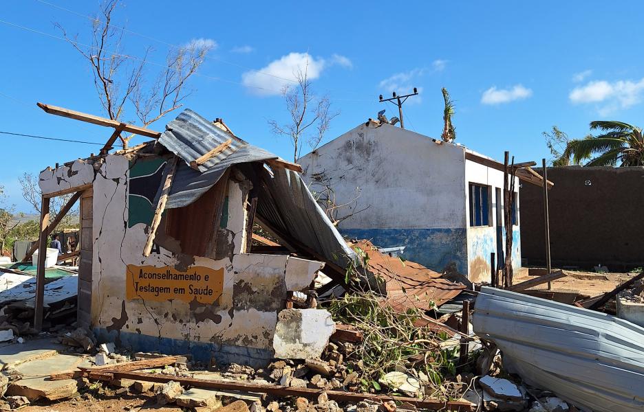 Centro de salud de Ninlia destruido tras el paso del ciclón Chido