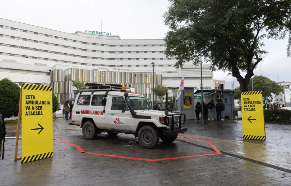 Ambulancia de MSF frente al Hospital Universitario Virgen Macarena en Sevilla. 