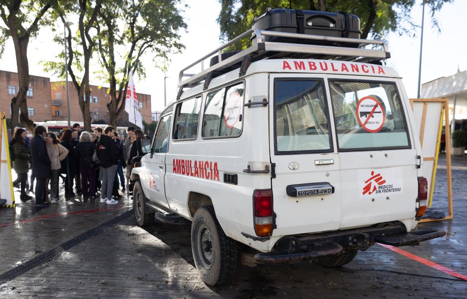 Ambulancia de MSF frente al Hospital Universitario Virgen Macarena en Sevilla. 