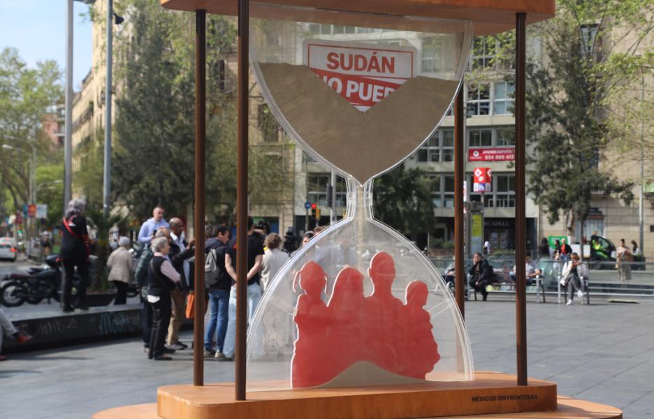 Acción de denuncia de dos años de guerra en Sudán, en la plaza Universitat de Barcelona