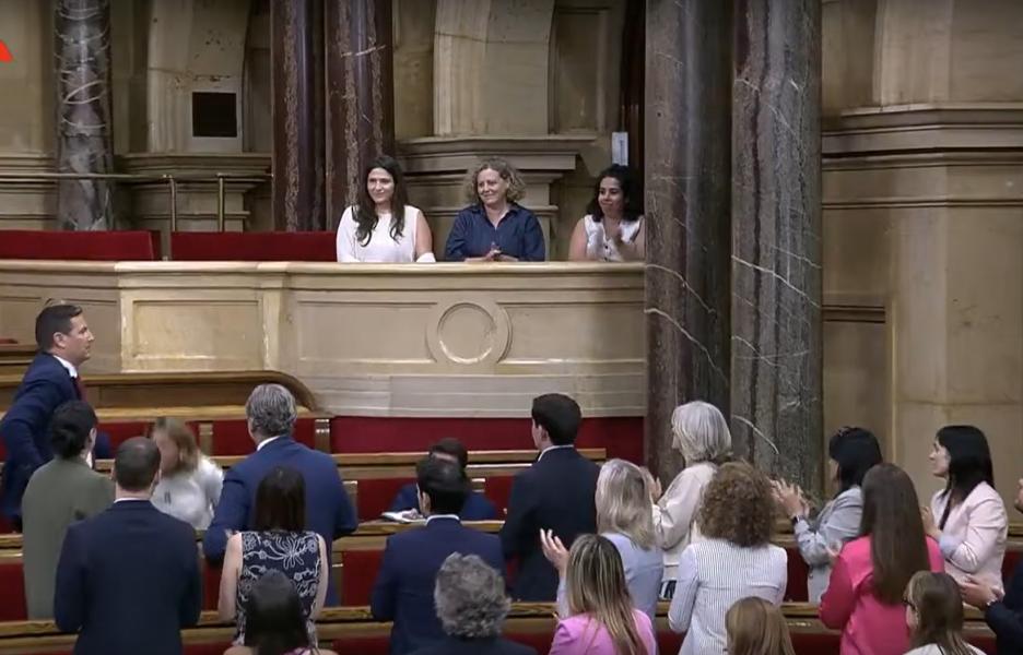 Aplauso tras la aprobación de la declaración con la presencia de nuestra presidenta, Paula Gil.
