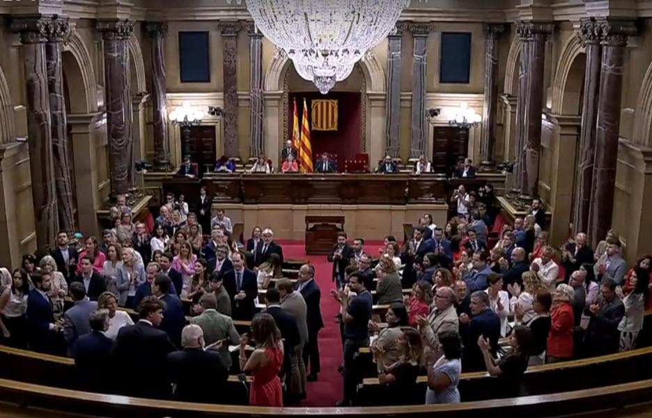 Aplauso tras la aprobación de la declaración en el Parlamento de Catalunya 