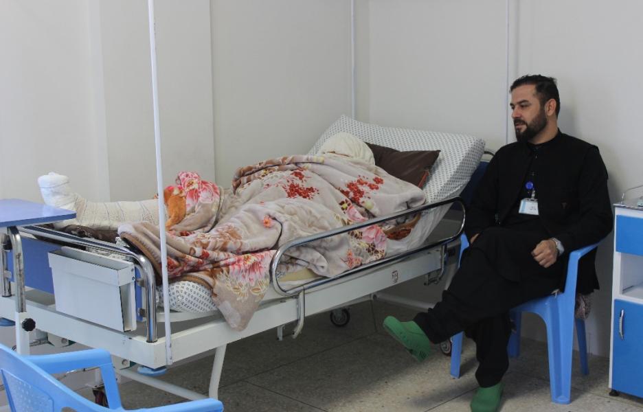 Saira y su hijo en el hospital de Kunduz