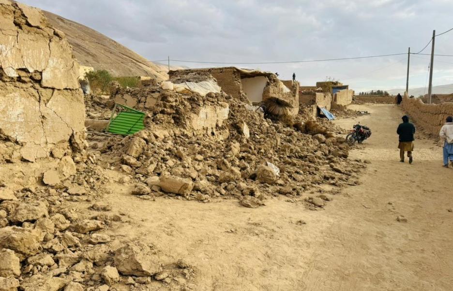 Destrucción causada por el terremoto en uno de los pueblos de Firoznakhcher, en la provincia afgana de Samangan.