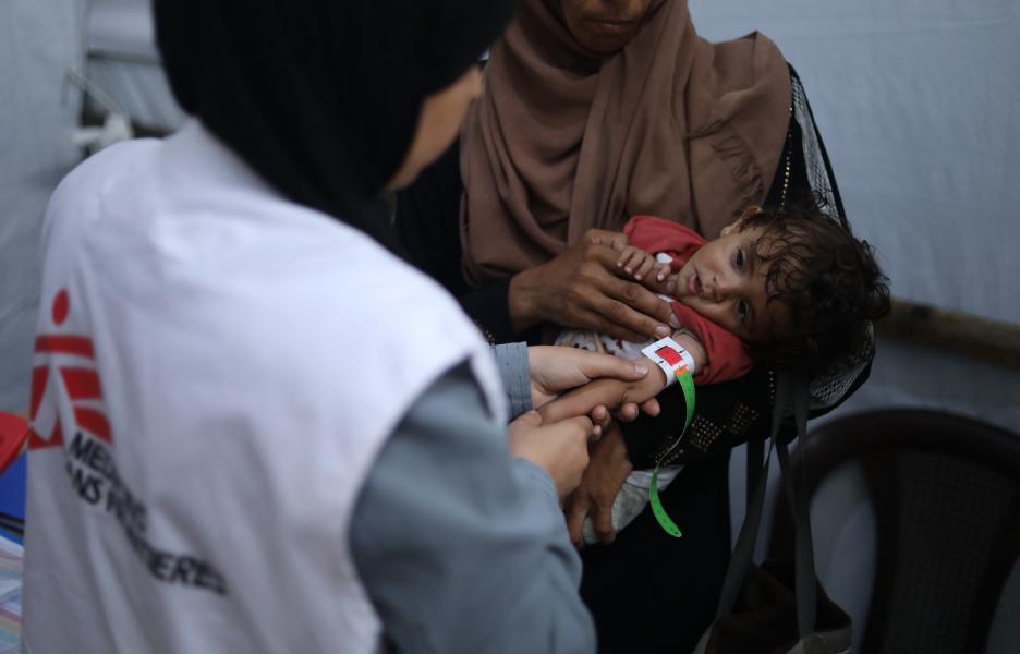 Una trabajadora de MSF atiende a un niño con desnutrición severa, el pasado agosto en Gaza. NOUR ALSAQQA