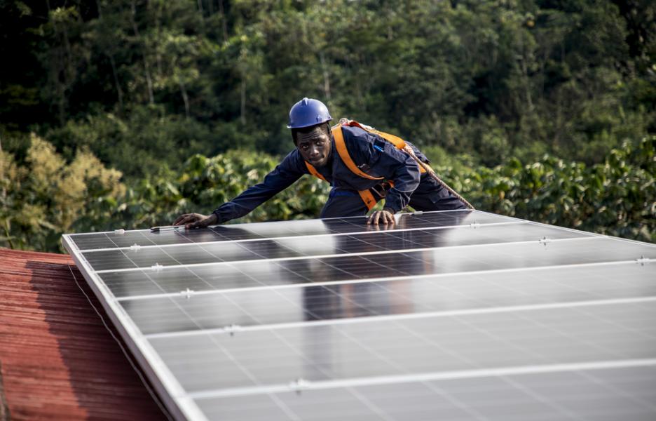 MSF ha instalado un sistema de paneles solares en el Hospital General de Kigulube, en Kivu del Sur, para garantizar la autonomía energética de este centro sanitario durante los próximos 20 años. 
