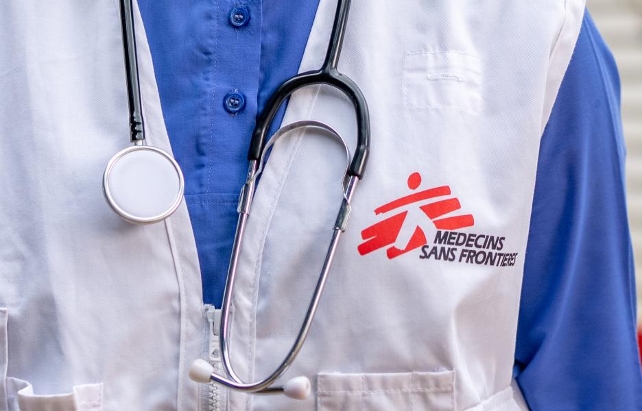 Chaleco de MSF y estetoscopio