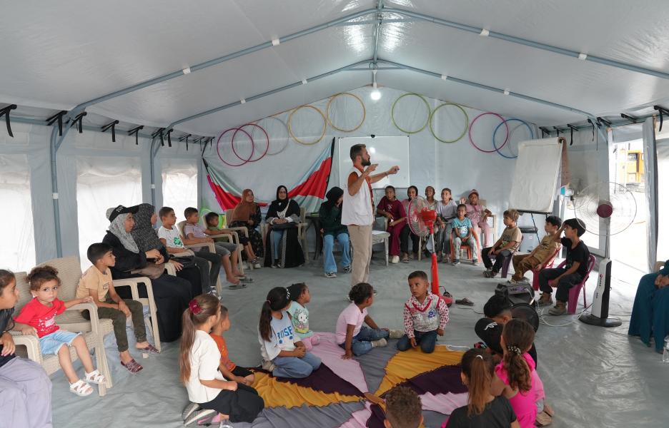 Mahmoud, consejero de salud mental de MSF, en una de las sesiones en la clínica Zeitún, Ciudad de Gaza