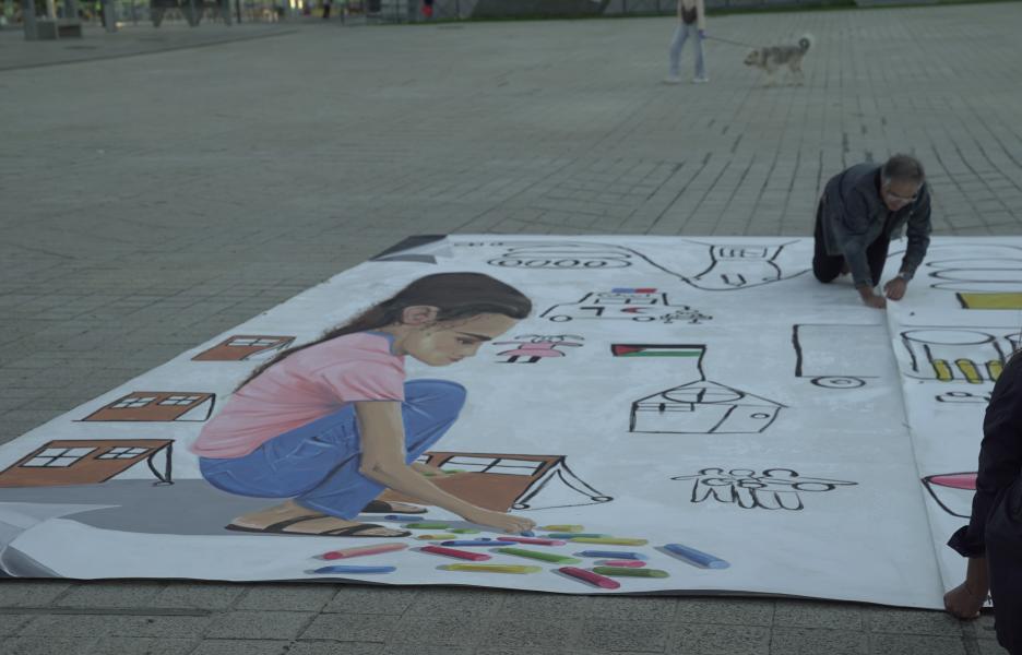 Toni Ortiz ultima los detalles del dibujo de Rahaf en la plaza Glòries de Barcelona.