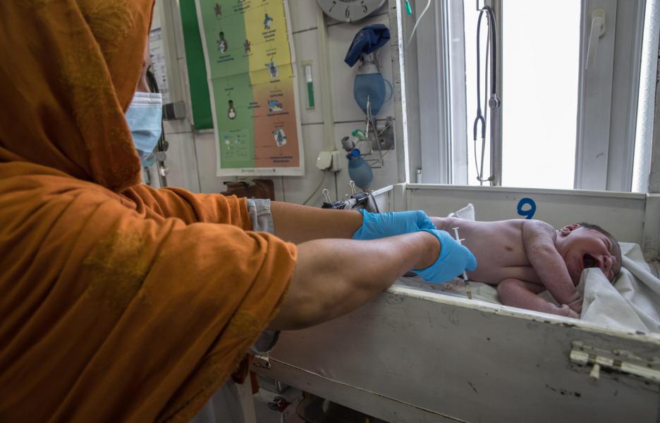 Una asistente de partería de MSF atiende a un bebé en la sala de partos del hospital de maternidad de MSF en Jost