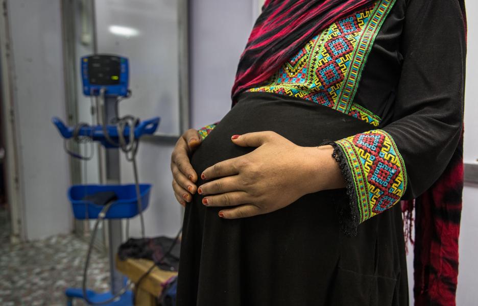 Una embarazada en el departamento de hospitalización del hospital maternal de MSF en Jost.