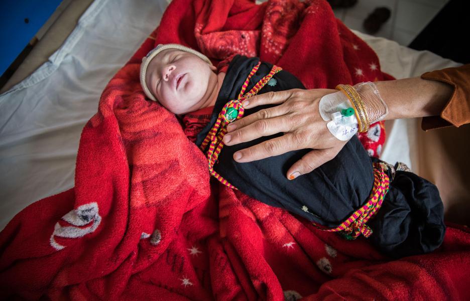 Un recién nacido en la sala de posparto del hospital de maternidad de MSF en Jost.