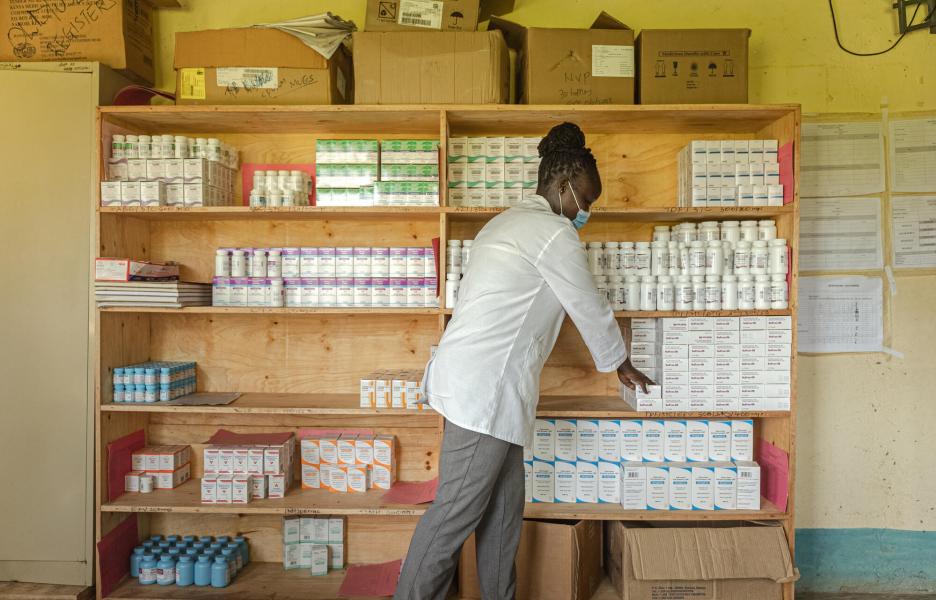 Una médica selecciona antirretrovirales para un paciente en el condado de Homa Bay, Kenia.