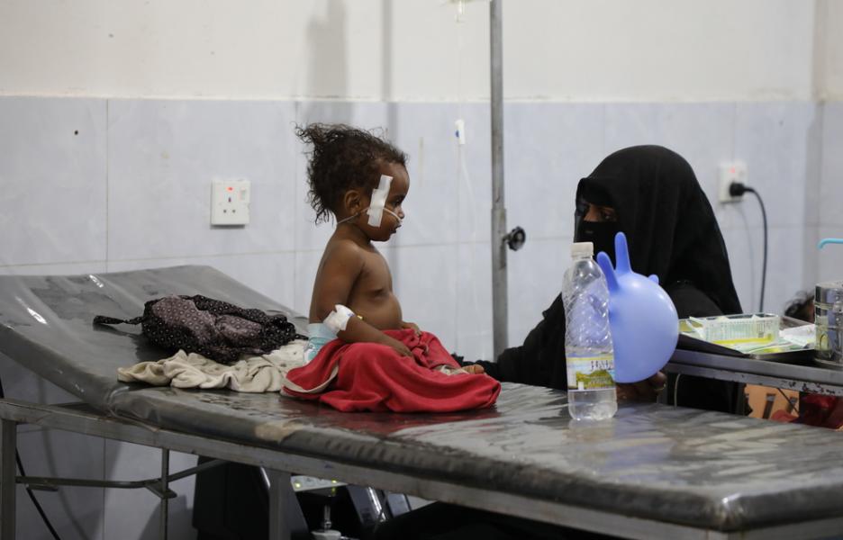Hadeel Ghazi, de 12 meses, con su madre en la unidad respiratoria del hospital materno-infantil de MSF en Houban.