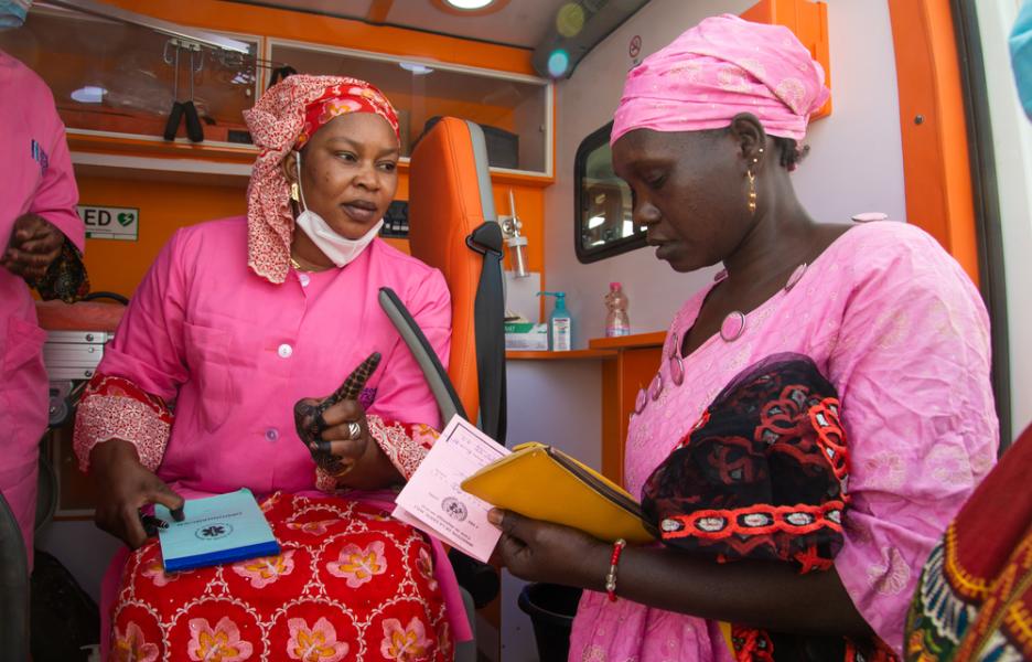 Una madre acaba de someterse a una prueba de cribado de cáncer de mama y de cuello uterino en Bamako, Mali, el 12 de marzo de 2022.