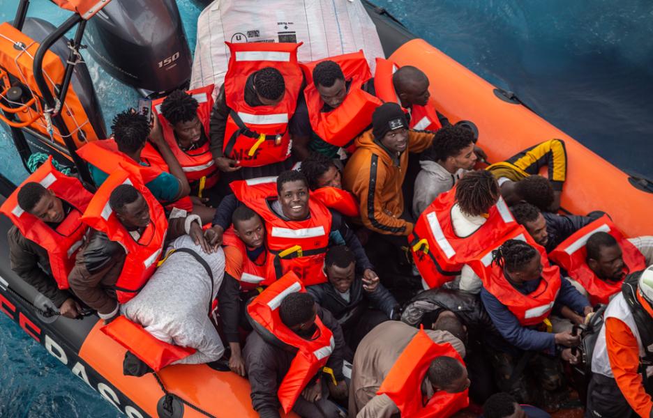 113 personas rescatadas por el equipo de MSF de un bote de goma que hacía agua.