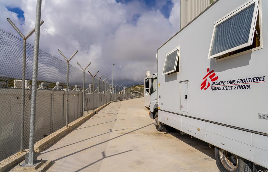 Clínica móvil de MSF en el interior del Centro de Acceso Controlado Cerrado de Zervou, Samos.