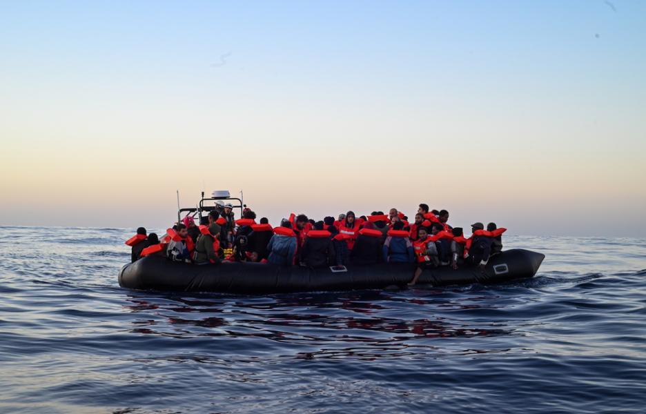 74 personas a bordo de un bote de goma en peligro en aguas internacionales frente a la costa libia
