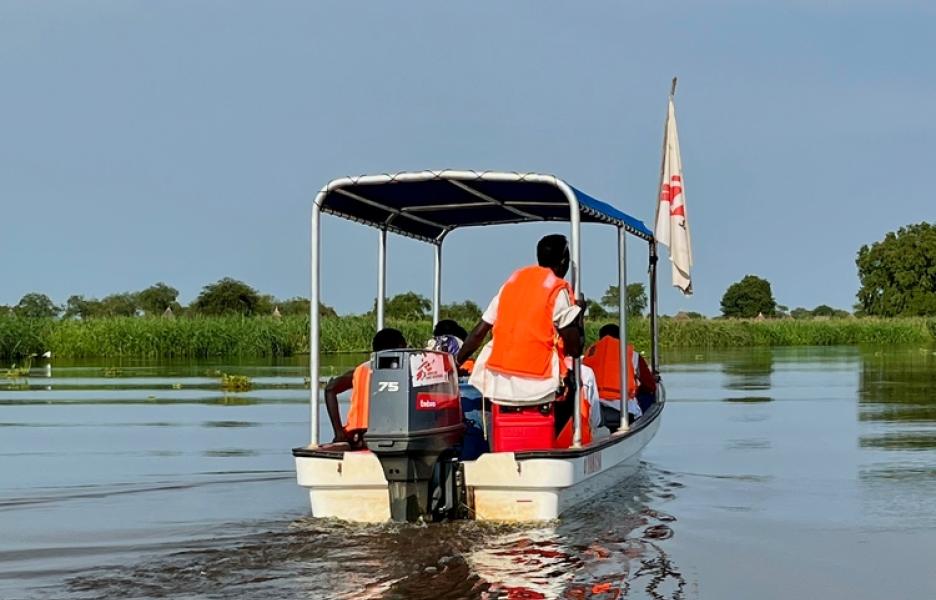 Los equipos de MSF viajan en barco en Ulang.