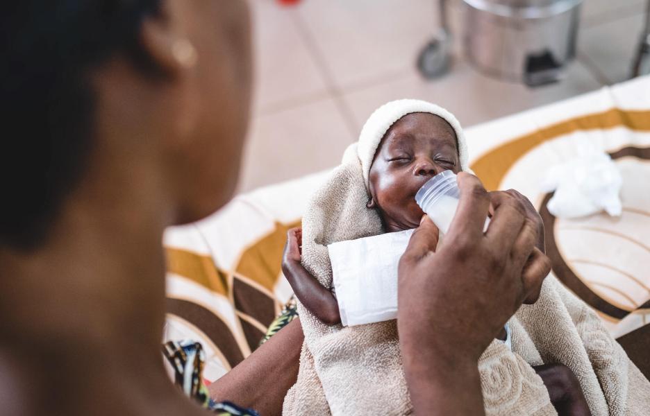 Stephanie Kamangomda alimenta a su hijo Archange, nacido prematuramente a las 28 semanas, y permaneció en cuidados intensivos del hospital comunitario de Bangui durante 45 días.