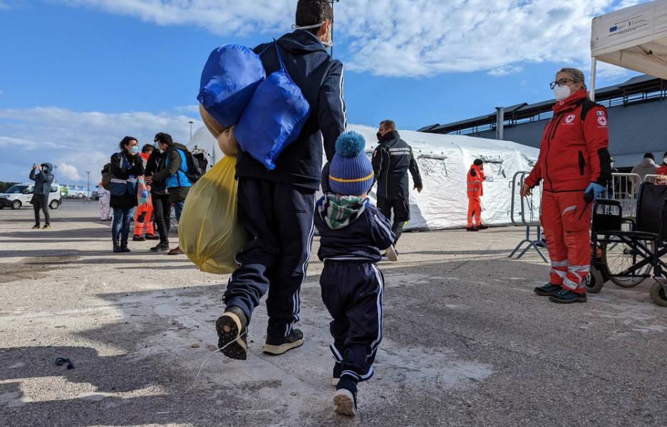 Desembarco de personas rescatadas en el puerto de Bríndisi. Abril de 2023.