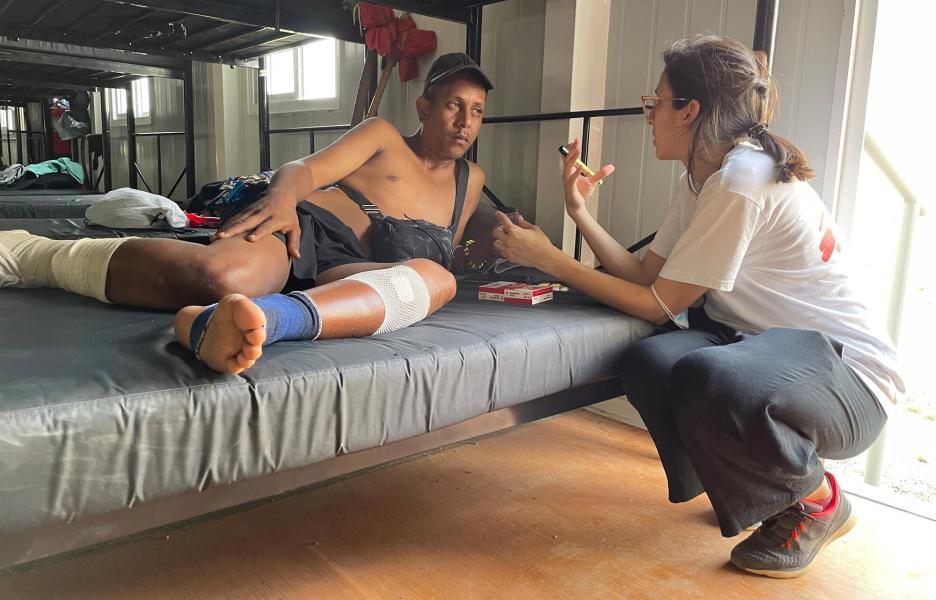 José Rafael Cumare, un migrante venezolano, se rompió el talón durante su travesía por la selva del Darién.