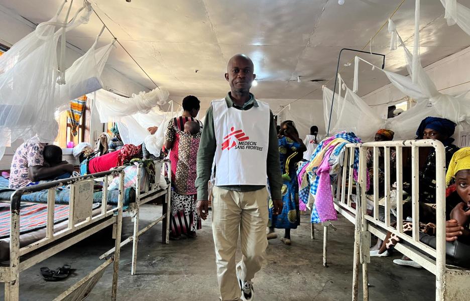 Un miembro del personal de MSF camina por una sala llena de pacientes en el Hospital General de Referencia de Minova, en la provincia de Kivu del Sur, al este de la RDC.