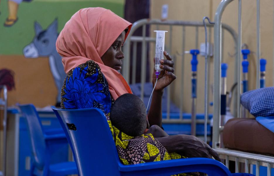 La madre de Abdulrahman alimenta a su hijo con leche a través de una sonda nasogástrica.