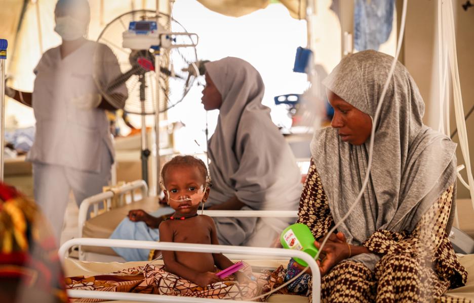 Amina tenía sarpullidos y no podía comer. Su madre no sabía que su bebé sufría desnutrición. Noroeste de Nigeria.