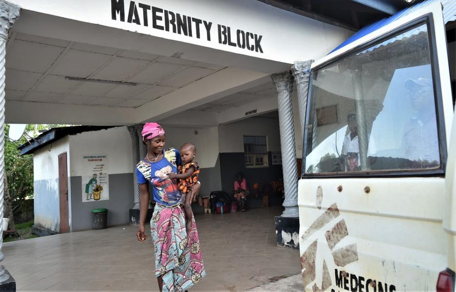 Una mujer y su bebé salen de la unidad de maternidad del hospital público de Magburaka, en el distrito de Tonkolili, en la provincia septentrional de Sierra Leona.