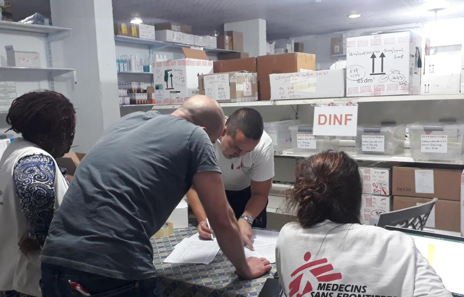 Personal de MSF prepara una donación de material médico en Gaza el 8 de octubre de 2023