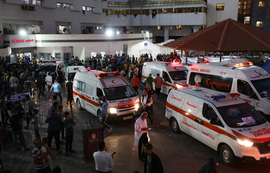 Las ambulancias que transportan a las víctimas de los ataques israelíes se agolpan a la entrada de la sala de urgencias del hospital Al-Shifa de la ciudad de Gaza el 15 de octubre de 2023.