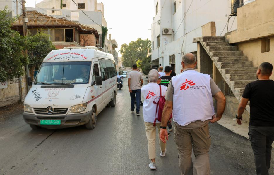 Personal de MSF y paramédicos locales caminan por el campo de refugiados de Yenín tras un ataque aéreo el 25 de octubre en el que murieron dos niños, dos adultos y unas dos docenas de personas resultaron gravemente heridas.