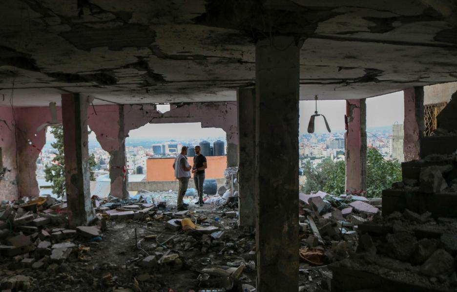 Personal de MSF y paramédicos locales inspeccionan los restos de una mezquita destruida en un ataque aéreo en el campo de refugiados de Yenín el 22 de octubre.