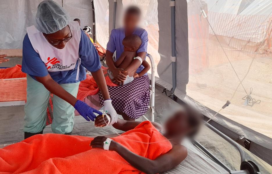 Enfermera de MSF examina a un paciente afectado por cólera en la clínica de Betera.