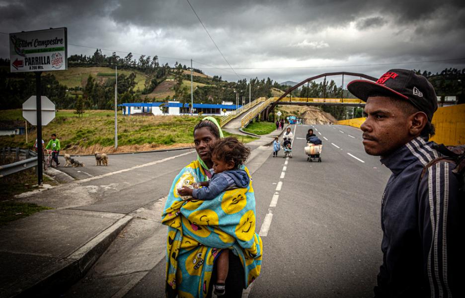 Yucleisy Rondón sostiene a su hijo mientras entra en Colombia por el puente de Rumichaca.