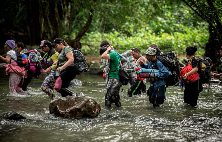Migrantes cruzan el Darién