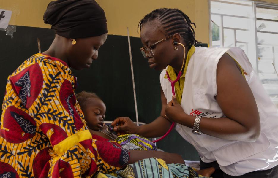 La doctora Beauty de MSF atiende a Firdausi, de 2 años, con malaria grave, en las instalaciones de MSF en el Hospital General de Shinkafi. 