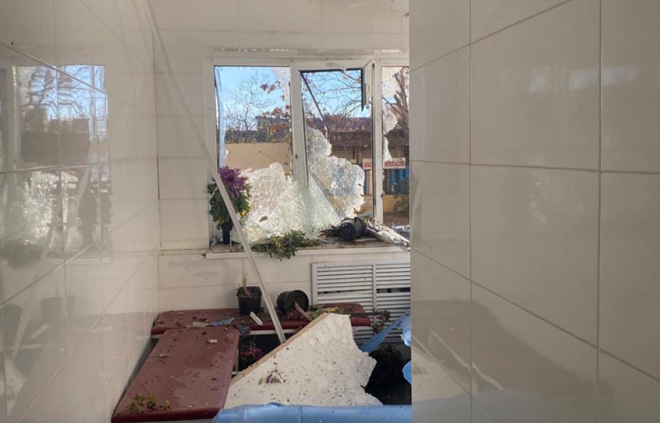 Hospital en la región de Jersón dañado por fuego de artillería
